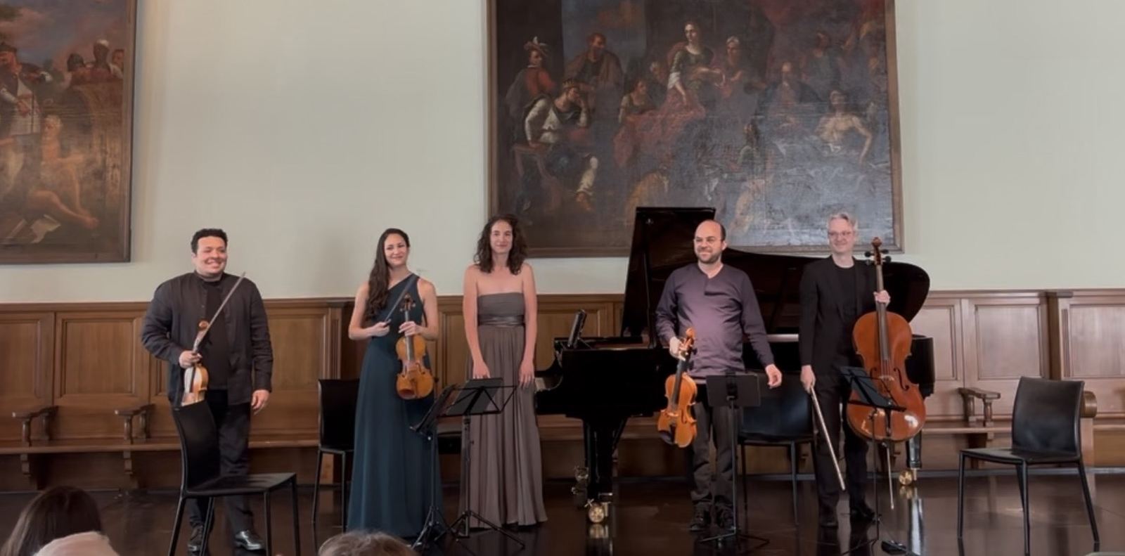 Die Musiker:innen nach dem Konzert vor historischen Gemälden im Zunftsaal Schaffhausen