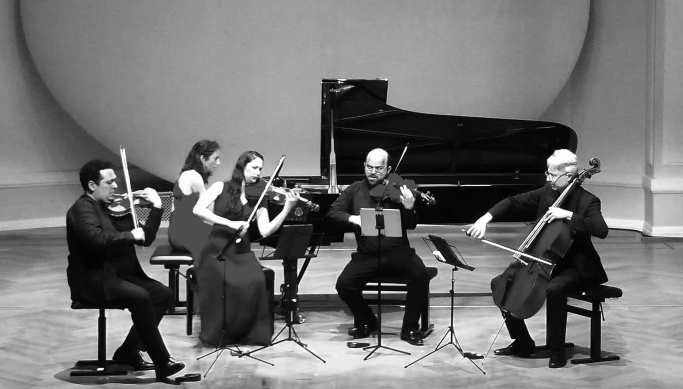 Das Ensemble im Konzert auf der Bühne