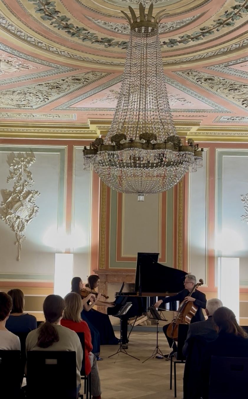 Trio im Konzert im Zunftsaal Schaffhausen unter einem Kronleuchter