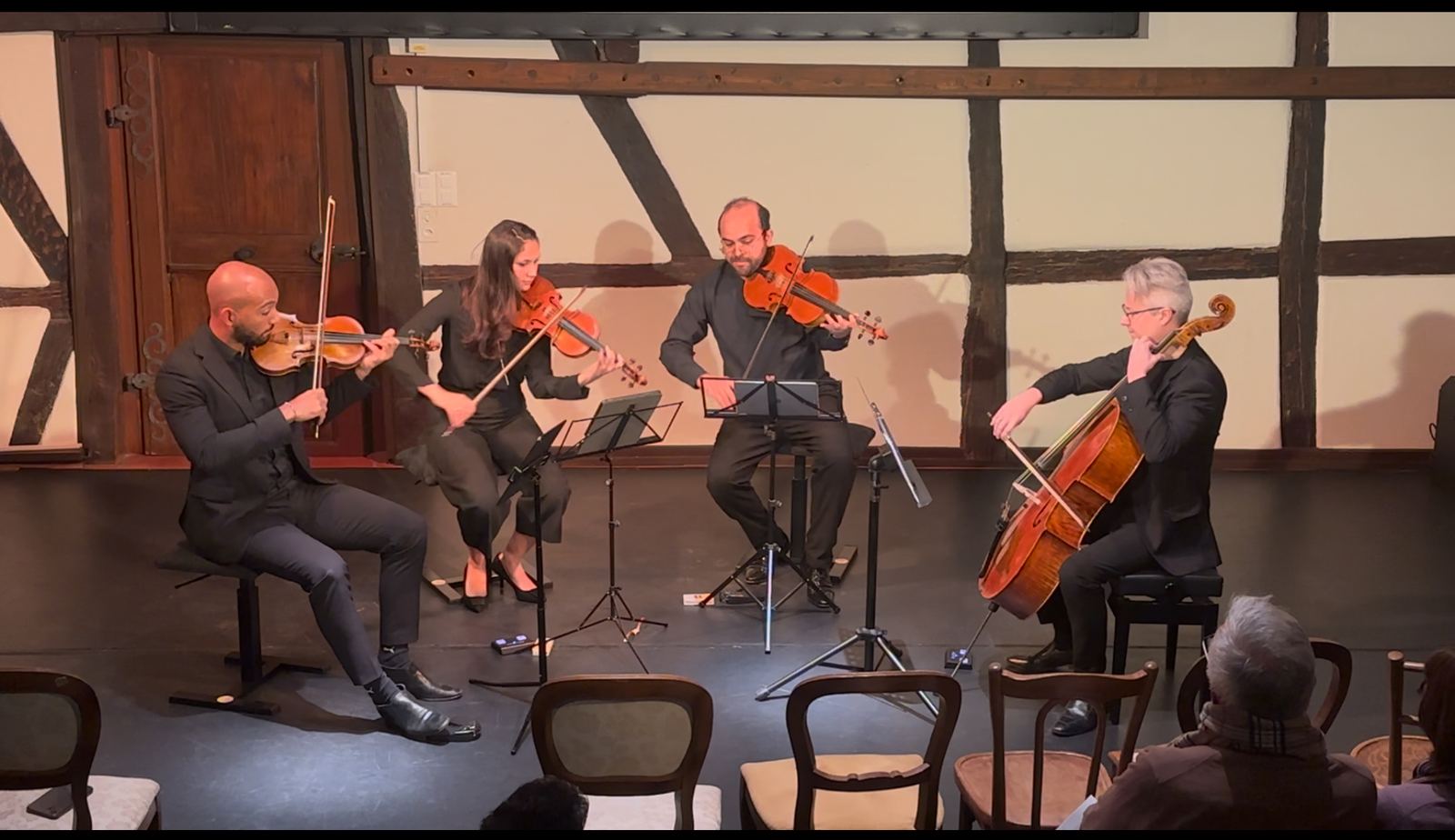 Streichquartett im Konzert in einem Fachwerksaal