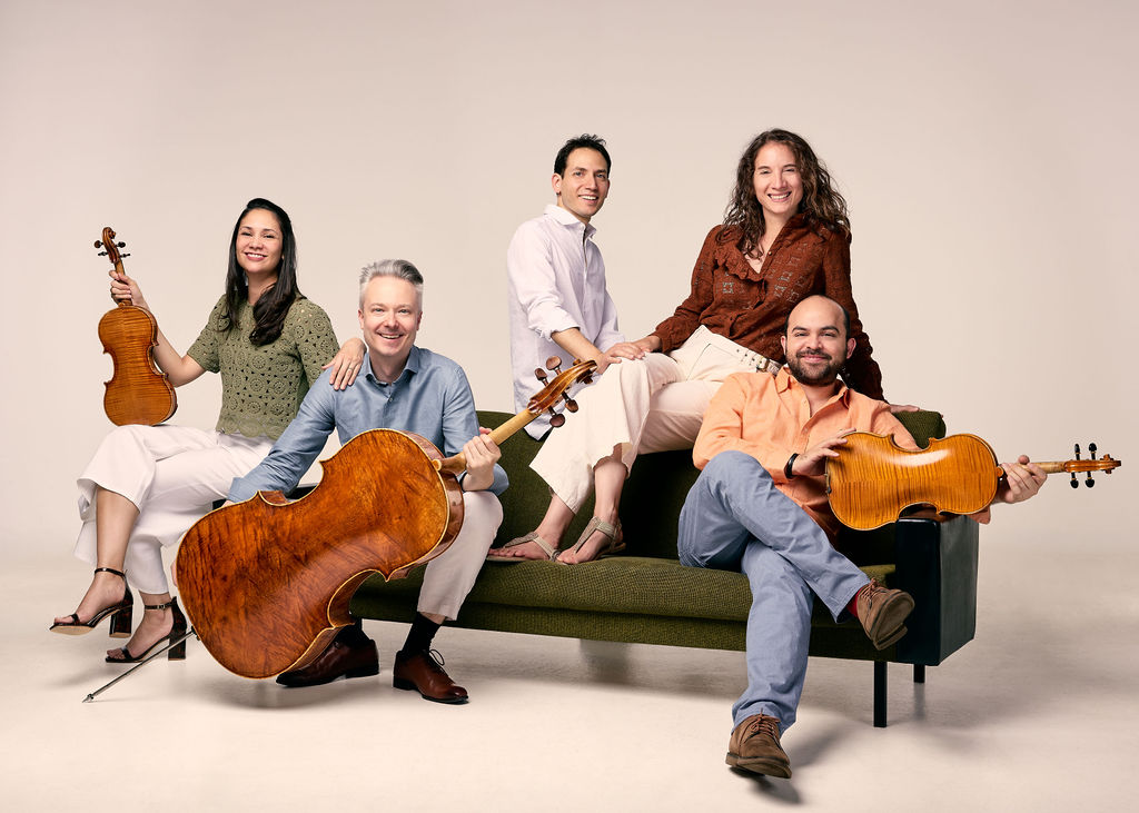 Taru Ensemble auf dem Sofa