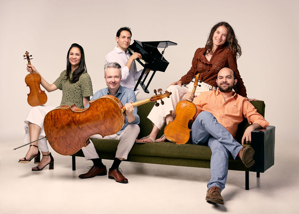 Taru Ensemble mit Instrumenten auf dem Sofa