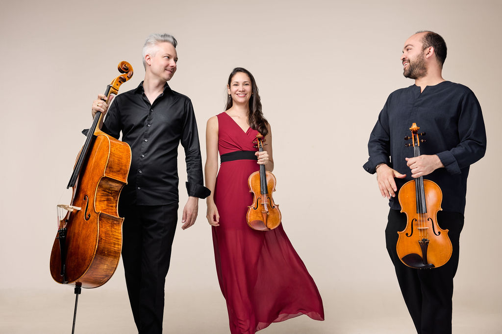 Mitglieder des Taru Ensembles als Trio